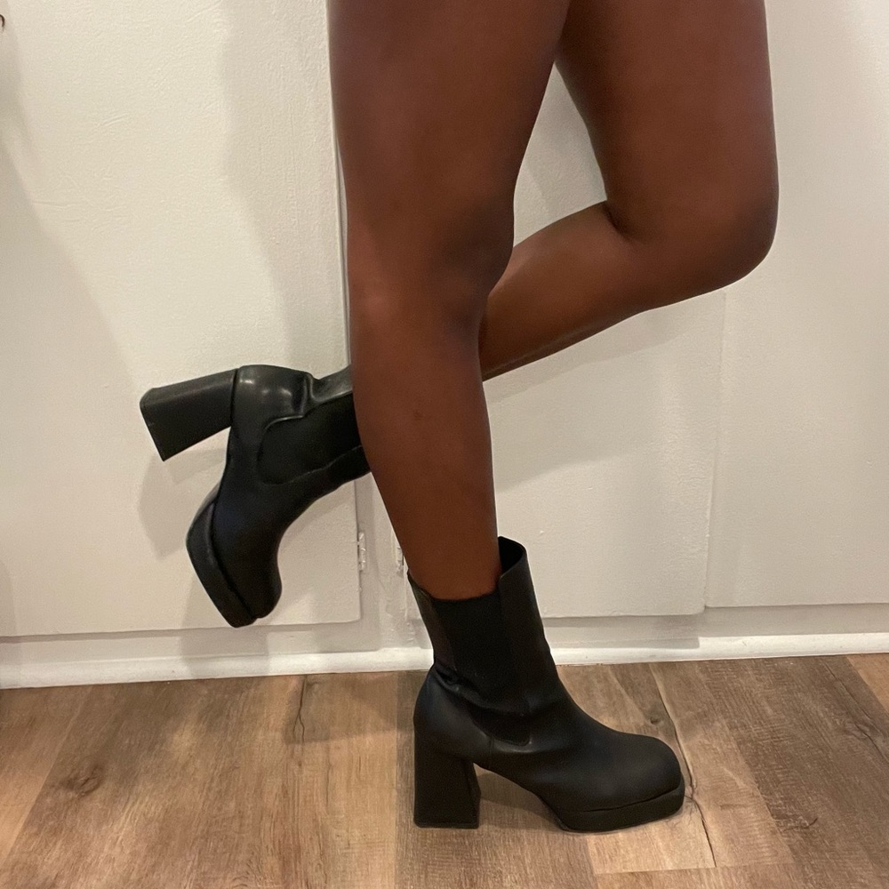 ♟️Chunky Black Platform Chelsea Booties♟️